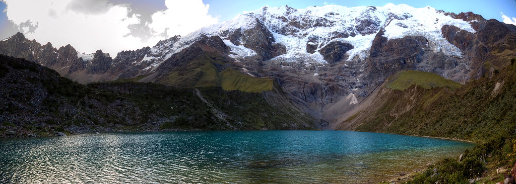 Aguas turquesas de la Laguna Humantay rodeada de picos nevados de los Andes cerca de Cusco, Perú